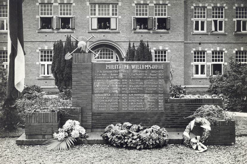 Het eerste geniemonument op de Kromhoutkazerne.