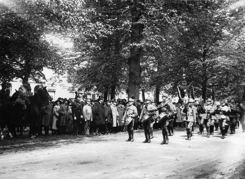 Het Fanfarekorps der Genie defileert op de Maliebaan in Utrecht, 1923.