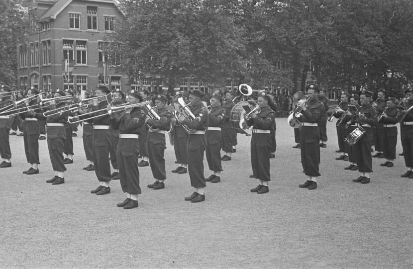 Het Fanfarekorps der Genie op de Kromhoutkazerne in Utrecht, 1948.