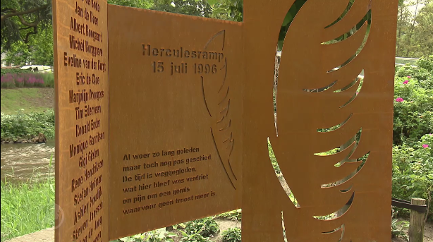 Het monument voor de Herculesramp, bij het stadhuis van Eindhoven.