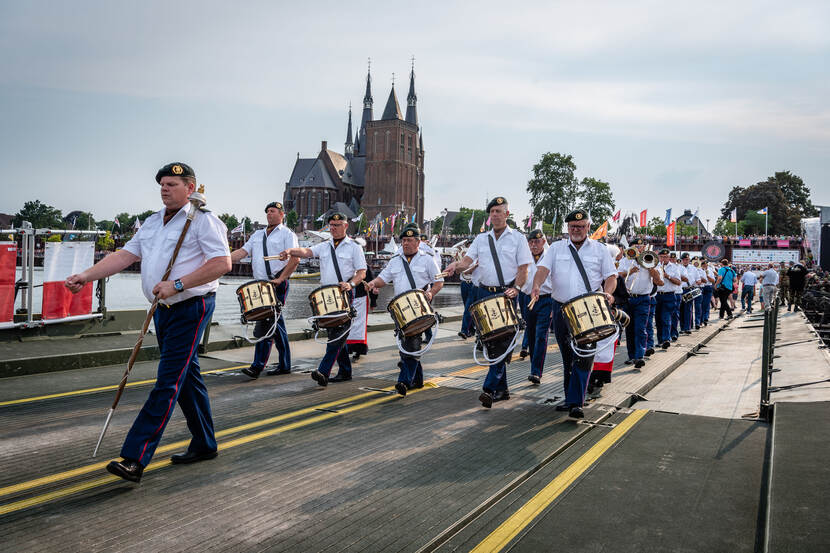 Het Vrijwillig Fanfarekorps der Genie aan het werk tijdens een Nijmeegse Vierdaagse.