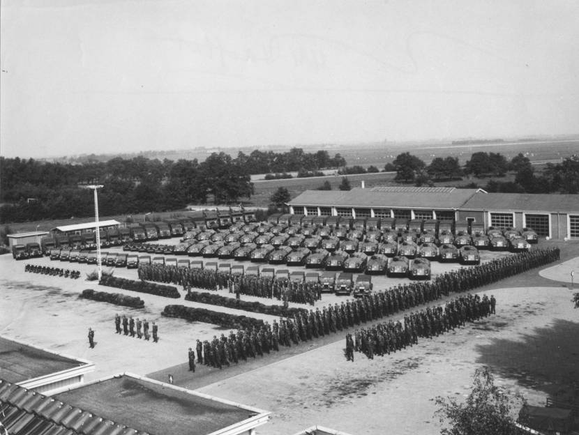 Het Regiment Infanterie Johan Willem Friso opgesteld buiten de kazerne.