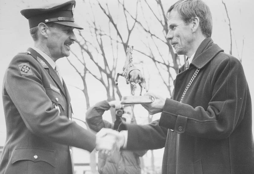 Burgemeester overhandigt een bronzen beeldje van een Fries veulen. Archieffoto: ministerie van Defensie.