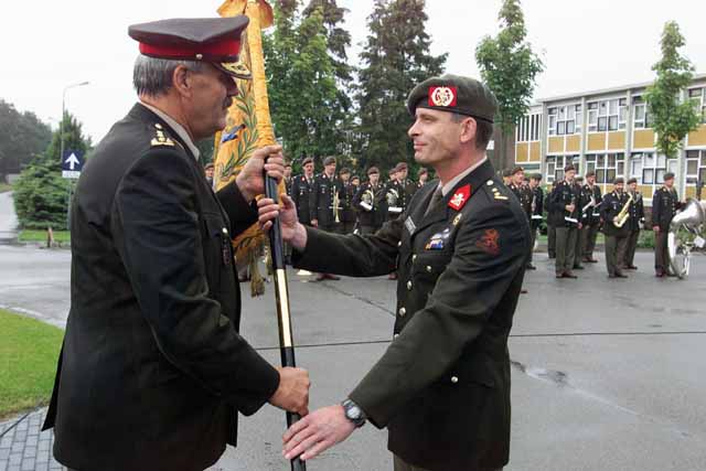 Luitenant-kolonel Maijers ontvangt het regimentsvaandel uit handen van luitenant-generaal Schouten. Archieffoto: ministerie van Defensie.