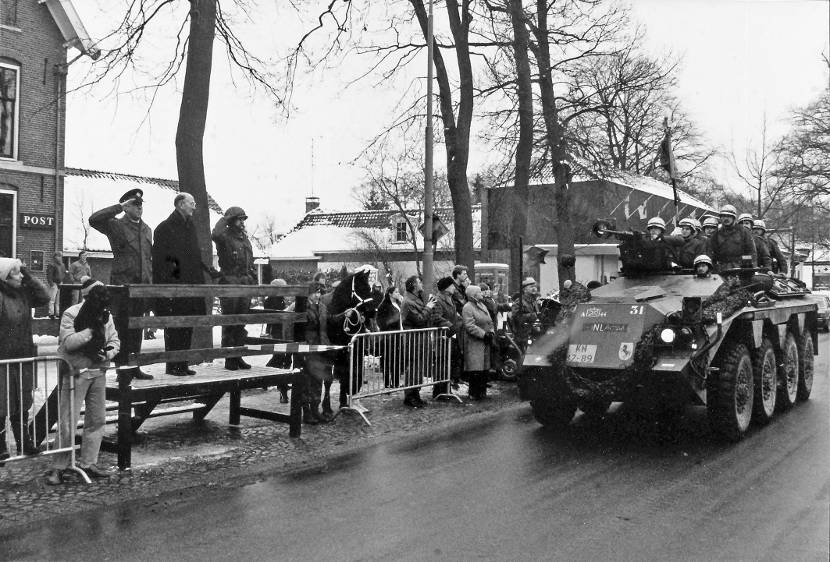 Een DAF YP 408 pantservoertuig rijdt door de straten.