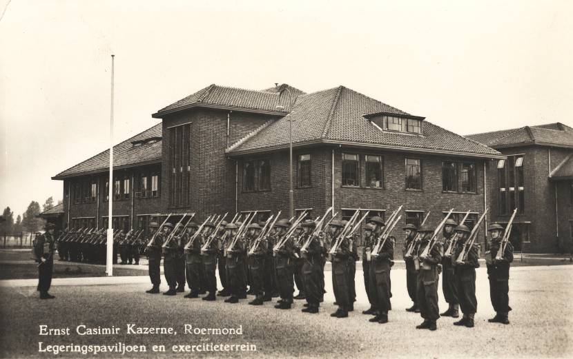 Militairen in de houding op het exercitieterrein van de Ernst Casimir Kazerne in Roermond.