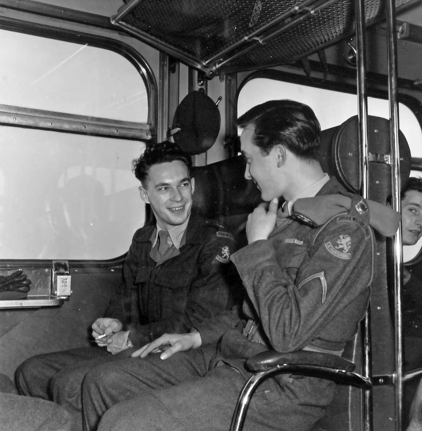 2 militairen zitten in de trein. Archieffoto: ministerie van Defensie.