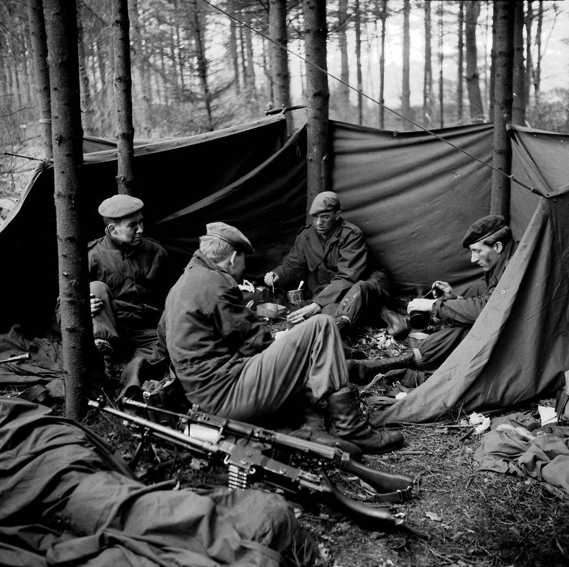 Militairen maken eten klaar tijdens een oefening.