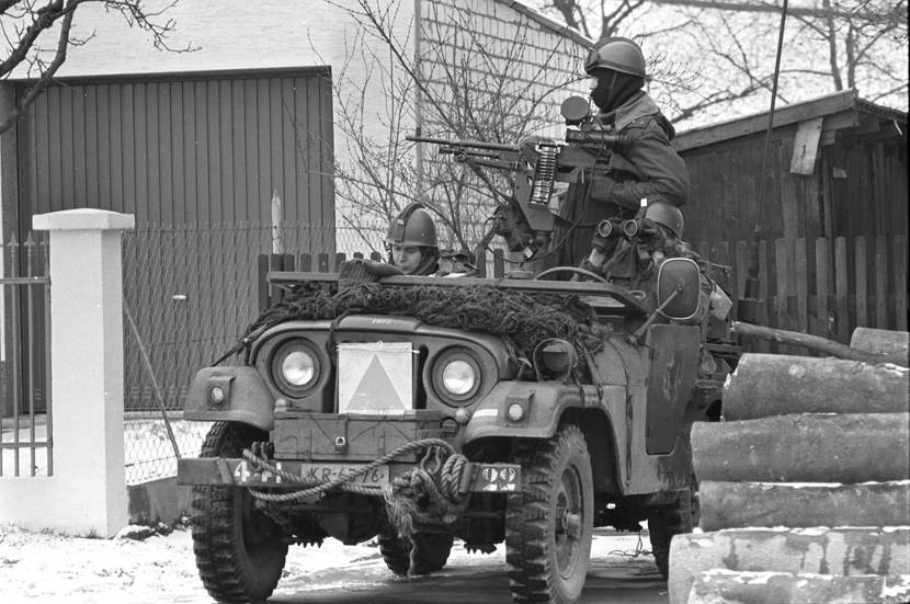 Militaire patrouille per jeep.