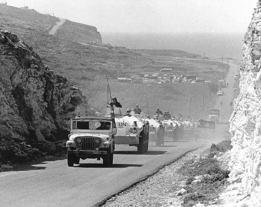Een colonne van pantserwagens over de weg in Libanon.