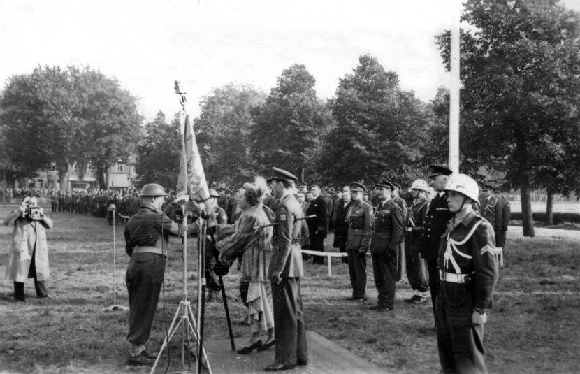 Koningin Juliana reikt het vaandel aan het Regiment Infanterie Johan Willem Friso.