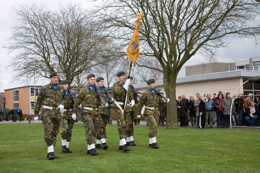 Militairen dragen het vaandel van het Regiment Infanterie Johan Willem Friso. Archieffoto: ministerie van Defensie.