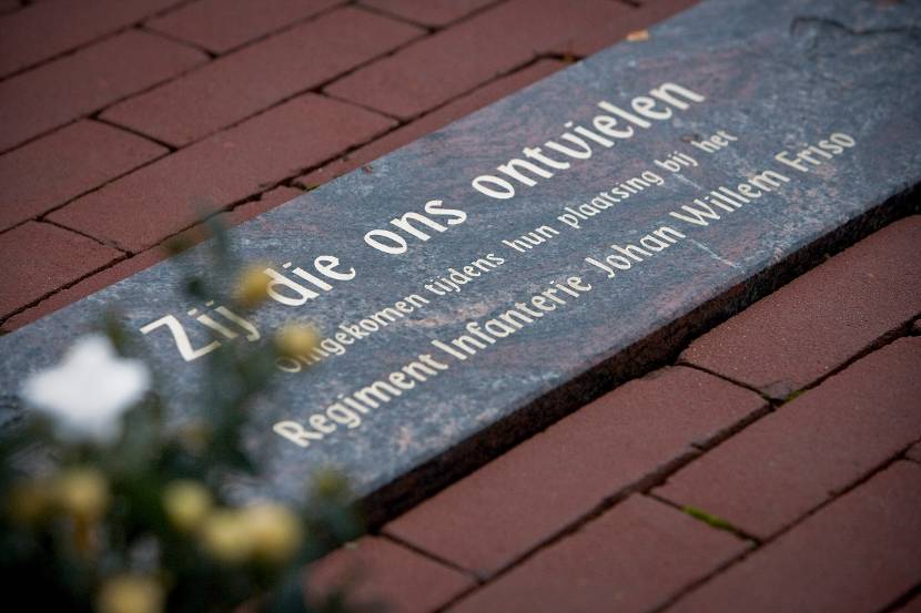 Plaquette ter nagedachtenis aan alle omgekomen militairen van het Regiment Infanterie Johan Willem Friso. Archieffoto: ministerie van Defensie.