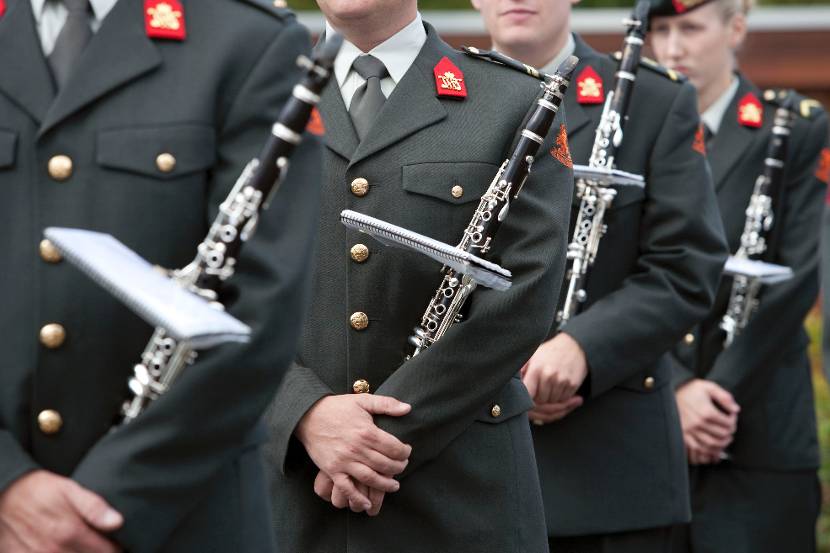 Militairen van de kapel houden een klarinet vast. Archieffoto: ministerie van Defensie.
