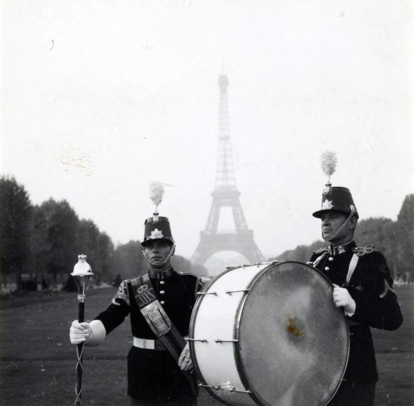 Muzikanten van de Johan Willem Friso Kapel met de Eiffeltoren op de achtergrond.