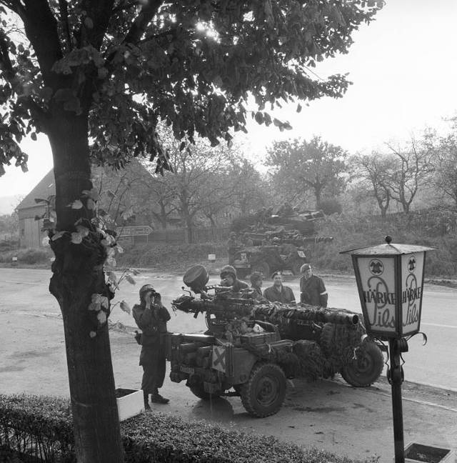 Militairen houden de wacht vanuit een jeep.