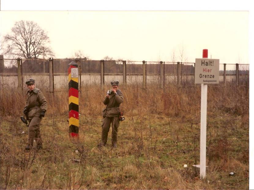 2 militairen naast een grenspaal voor de Berlijnse Muur.
