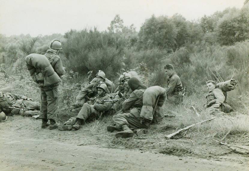 Militairen liggen langs de kant van de weg.