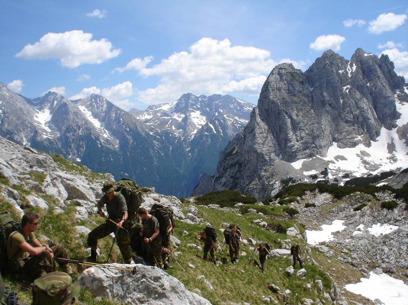 Militairen beklimmen berg.