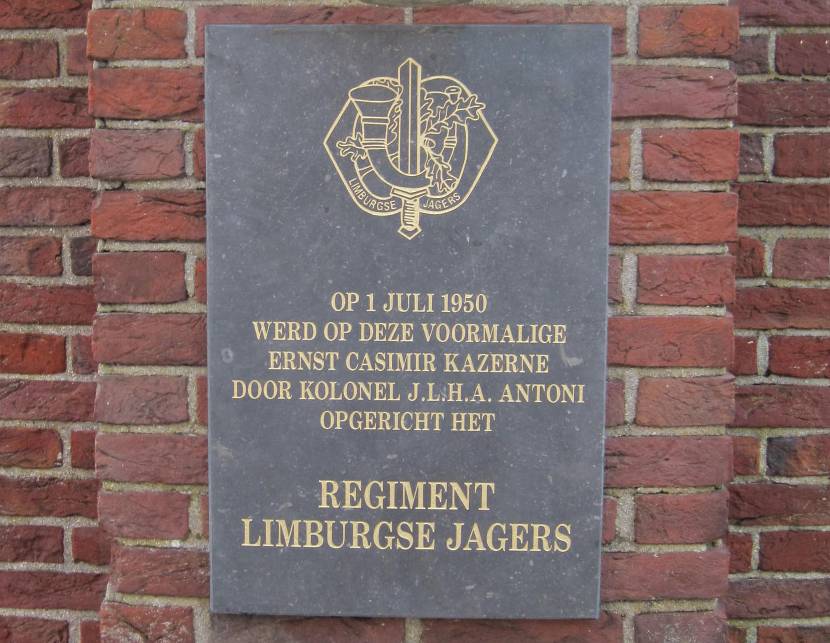 Plaquette met de oprichtingsdatum Regiment Limburgse Jagers.