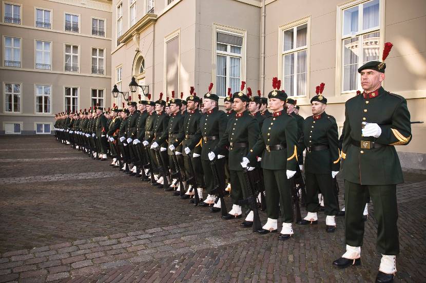 Militairen in de houding.