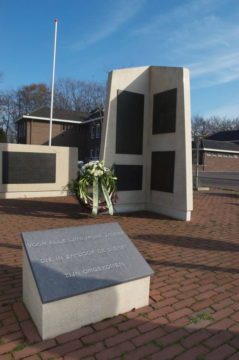 Herdenkingsmonument met tekst: Voor alle Limburgse Jagers die in en door de dienst zijn omgekomen.