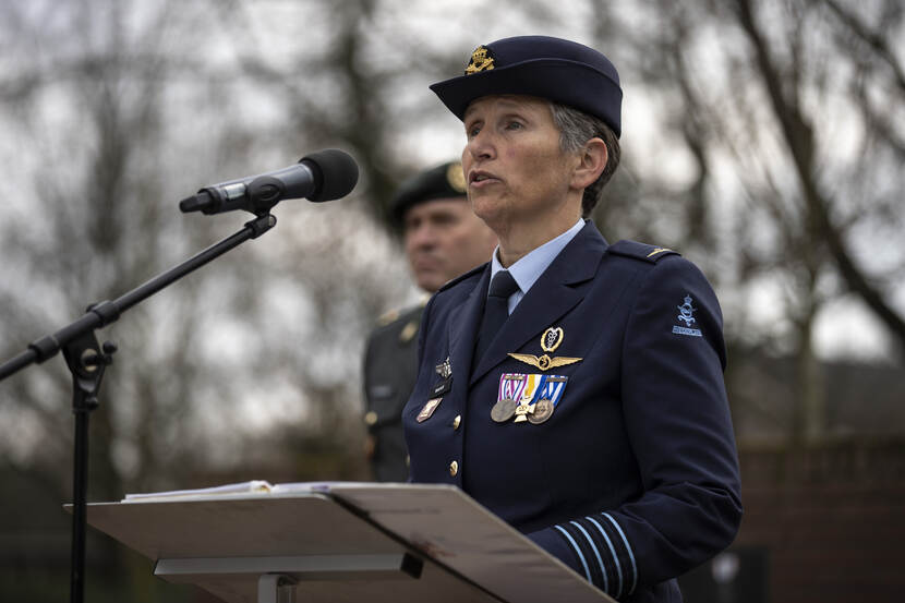 Een luchtmachtmilitair spreekt toeschouwers toe.