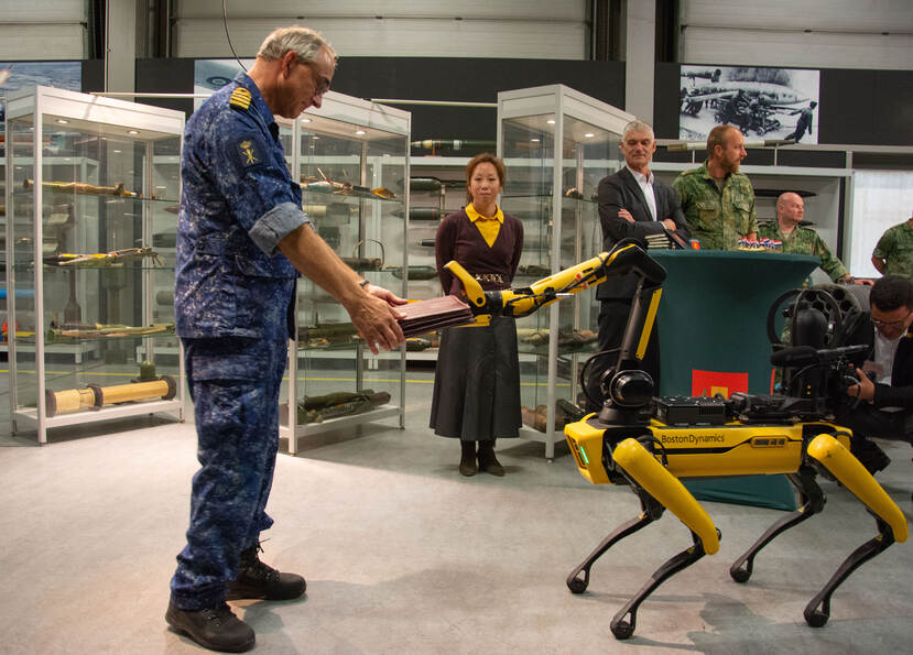 Kapitein-ter-zee Jorn bedient robothond Spot.