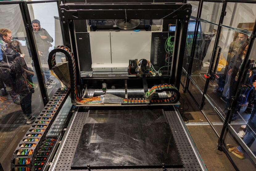 Zijaanzicht van de 3D-printer.