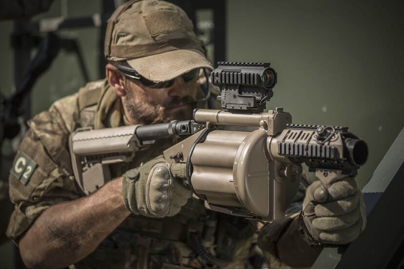 Amerikaanse militair met meerschots-granaatwerper.