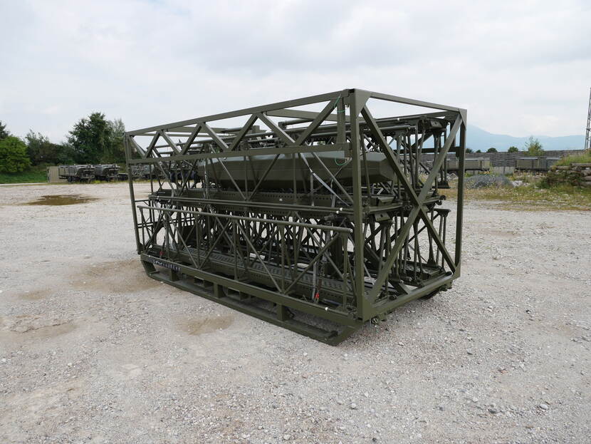 Een Mamba-infanteriebrugset in delen in de stalen constructie waarin de brug wordt vervoerd.