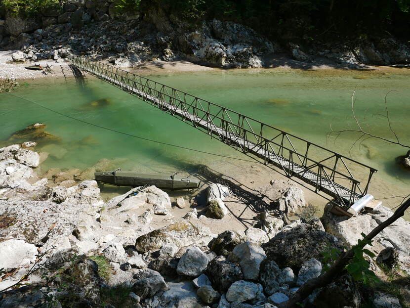 Mamba-infanteriebrug over water.