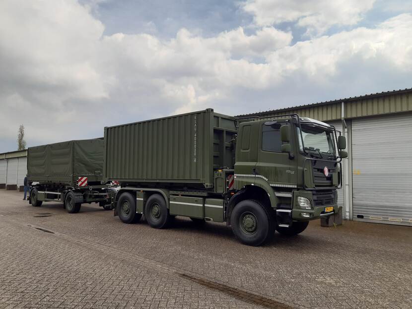 Vrachtauto met aanhangwagen.