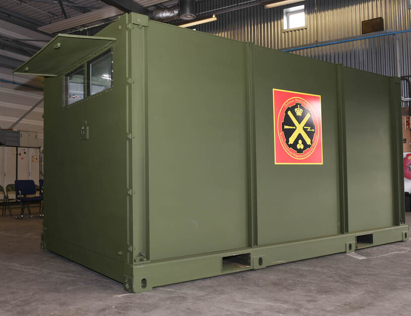 Schuilshelter staat in een loods.