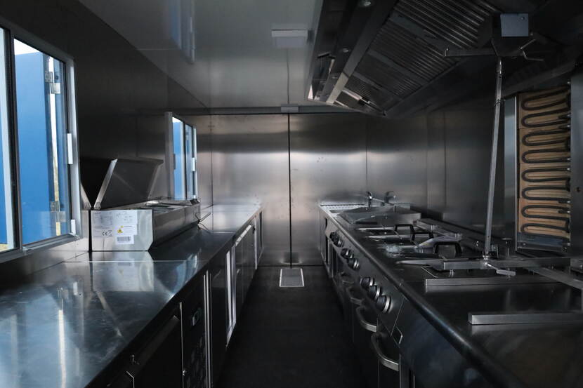 Binnenkant van een container met ingebouwde keuken.