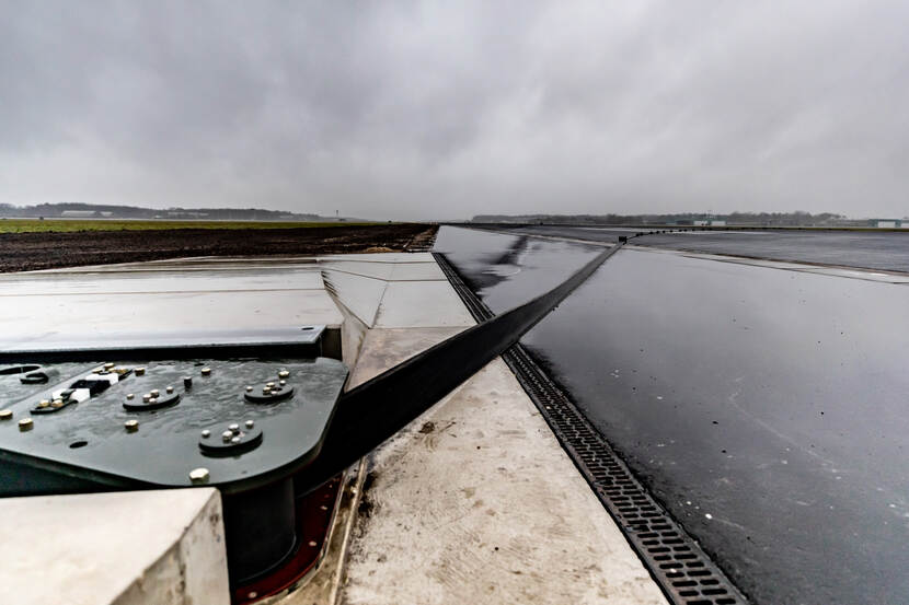 Vliegtuigafreminstallatie op een landingsbaan.