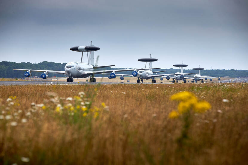 4 AWACS-vliegtuigen op een landingsbaan van een vliegbasis.