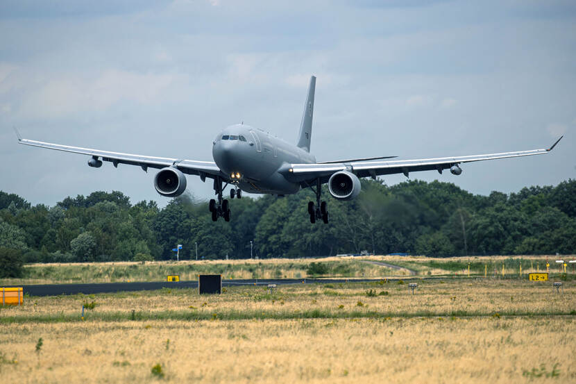 Een Airbus A330-transportvliegtuig in de lucht.