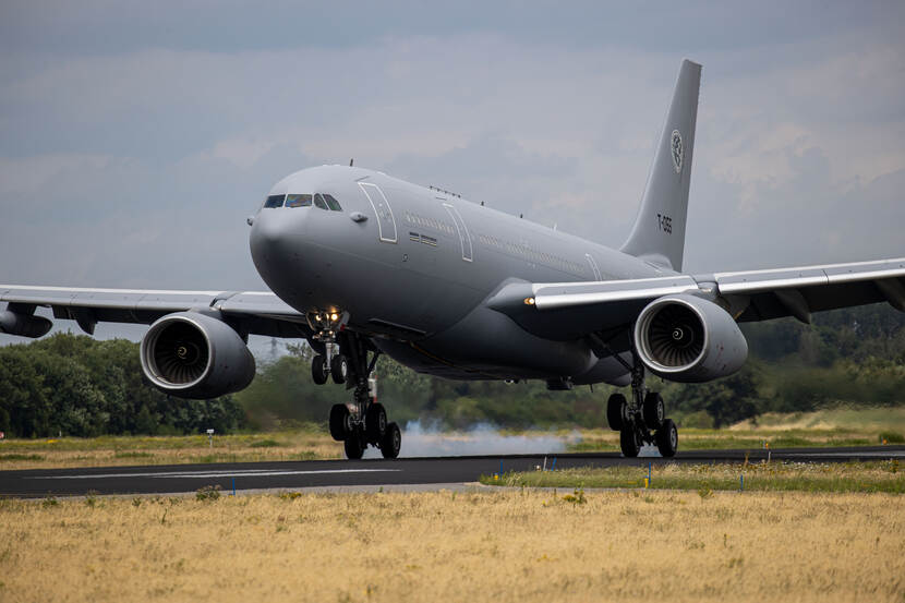 Een Airbus A330-transportvliegtuig raakt net de grond met de wielen bij het landen.