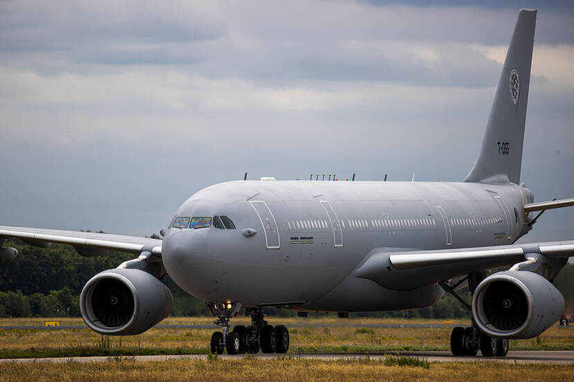 Een Airbus A330-transportvliegtuig op de landingsbaan.