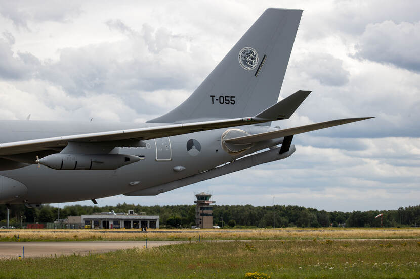 De staart van een Airbus A330-transportvliegtuig met de tekst: T-005.