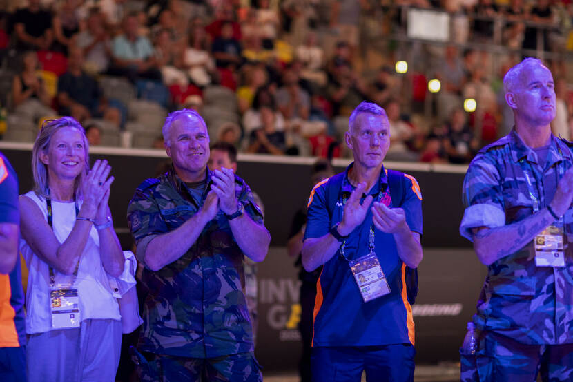 De minister van Defensie en de Commandant der Strijdkrachten tijdens de Invictus Games.