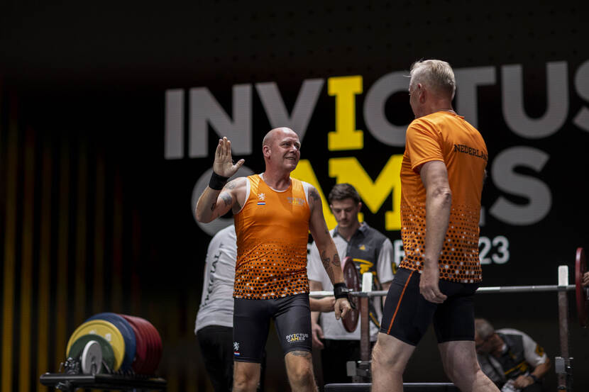 Twee mannen begroeten elkaar na het powerliften.