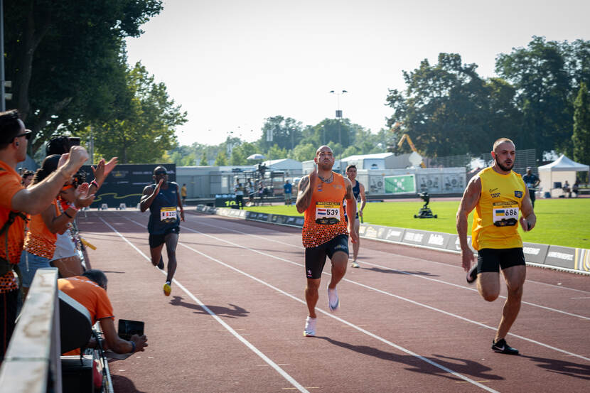 Heren rennend op de atletiekbaan