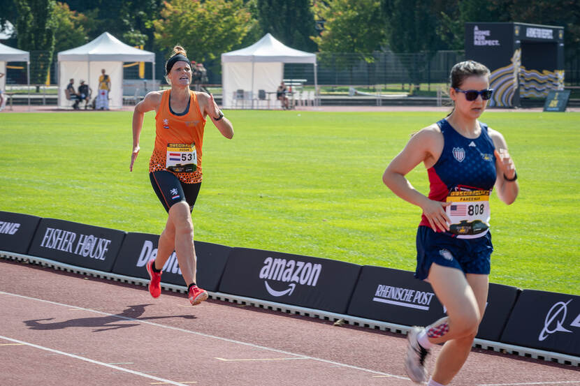 2 dames rennend op de atletiekbaan