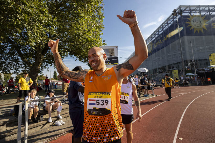 Een Nederlandse sporter juicht.