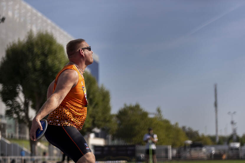 Een man staat op het punt om zijn discus te werpen.