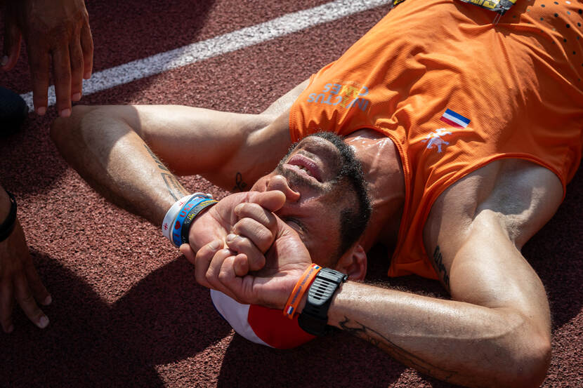 Sporter ligt op de grond bij te komen van de race.