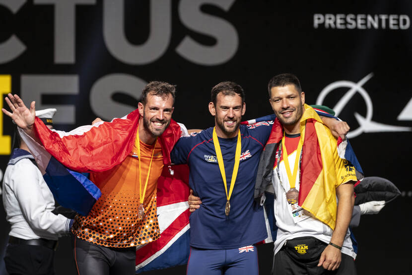 3 mannen van verschillende nationaliteiten met hun medailles om de nek.