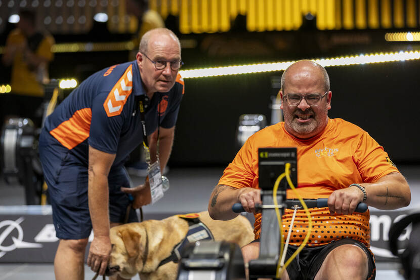 Een roeier wordt door zijn coach aangemoedigd.